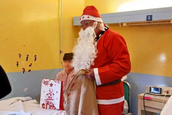 Viterbo - Il Babbo Natale dell'Asd Sorianese calcio va a trovare i bambini del reparto di pediatria di Belcolle