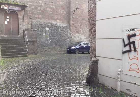 Viterbo - Una svastica vicino alla casa di Santa Rosa