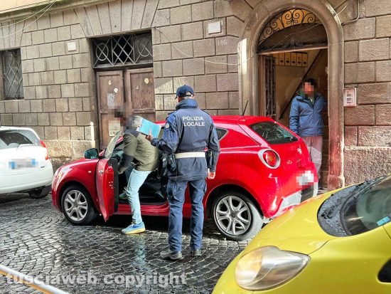 Viterbo - L'intervento dei sanitari della Croce rossa in via Mazzini