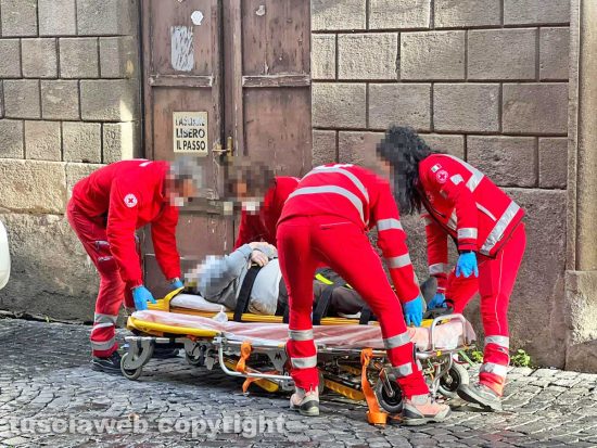 Viterbo - L'intervento dei sanitari della Croce rossa in via Mazzini