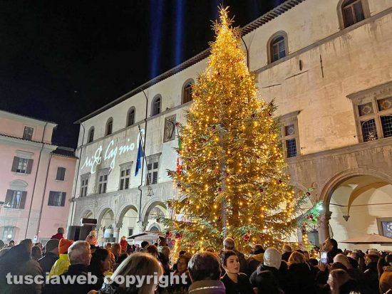 Viterbo - Piazza del Plebiscito - L’accensione dell'albero