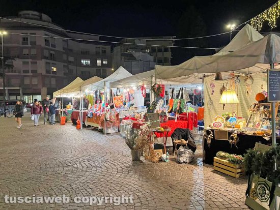 Viterbo - Piazza dei Caduti - Desolazione tra le bancarelle