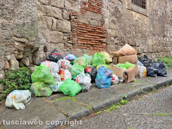 Viterbo - La "discarichetta" di largo Colonna