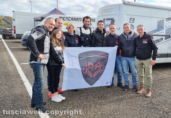 Viterbo - Danilo Petrucci e alcuni soci del club Desmotuscia al kartodromo 