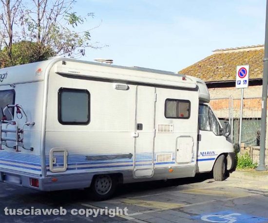 Bagnaia - Camper parcheggiato a piazza don Pierini