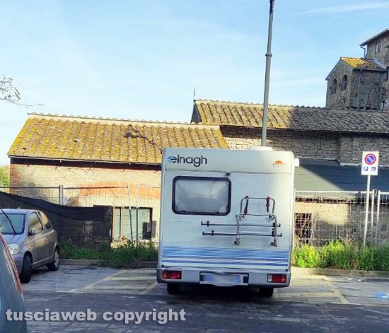 Bagnaia - Camper parcheggiato a piazza don Pierini