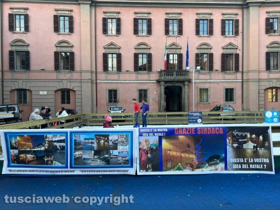 Viterbo - La manifestazione degli ambulanti contro la decisione sul mercatino di Natale