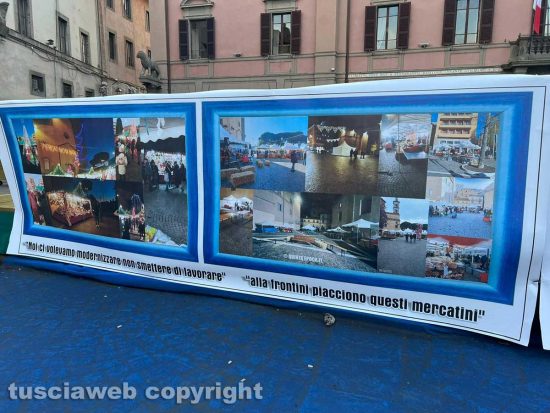 Viterbo - La manifestazione degli ambulanti contro la decisione sul mercatino di Natale