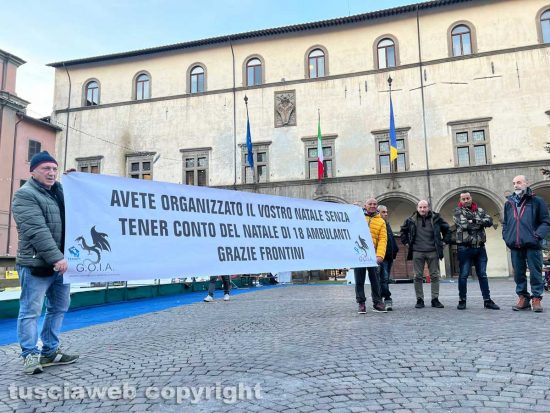 Viterbo - La manifestazione degli ambulanti contro la decisione sul mercatino di Natale