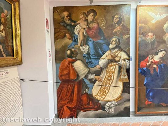 Viterbo - Museo civico - La cordicella che "taglia" i quadri