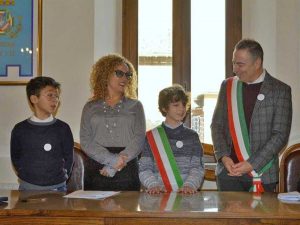 Il sindaco Pietro Nocchi con il nuovo eletto Flavio Cavalieri e la dirigente scolastica Maria Luisa Iaquinta