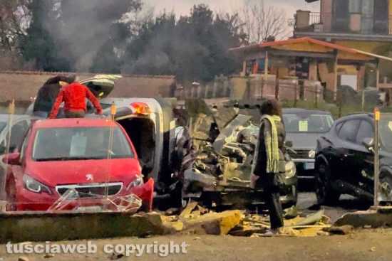 Vignanello - Utilitaria sbanda e va a finire dentro una rivendita di auto
