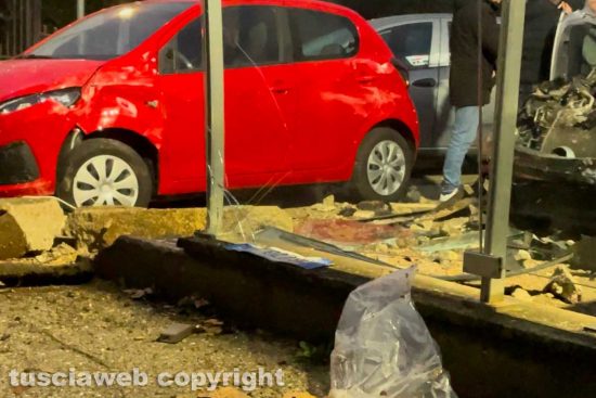 Vignanello - Utilitaria sbanda e va a finire dentro una rivendita di auto