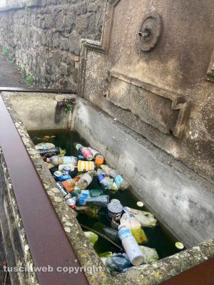 Viterbo - Bottiglie di plastica nella fontana davanti al cimitero