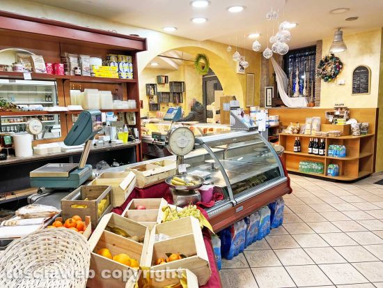 Viterbo - Il negozio di alimentari di Gigi&Mena