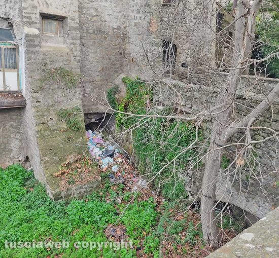 Viterbo - Discarica nel quartiere medioevale