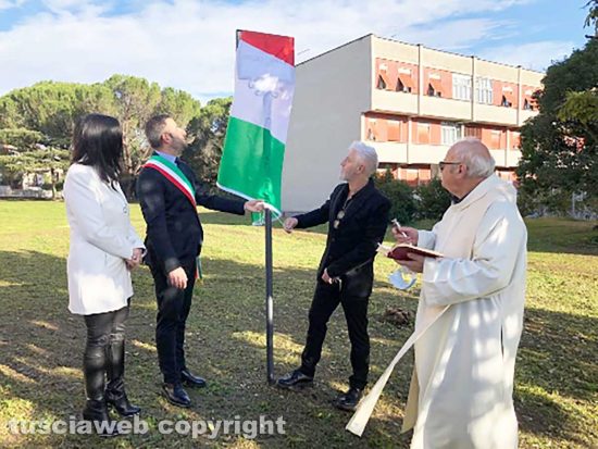 Civita Castellana - Intitolazione parco a Sergio Caprari - L’assessore Giovanna Fortuna, il sindaco Luca Giampier, Roberto Caprari e don Ampelio