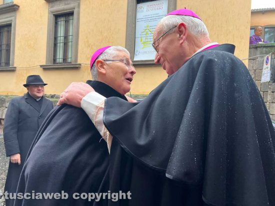 L'arrivo del nuovo vescovo Orazio Francesco Piazza in cattedrale - L'abbraccio con Lino Fumagalli