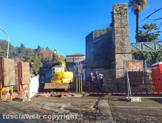 Viterbo - I lavori al lavatoio in via Signorelli