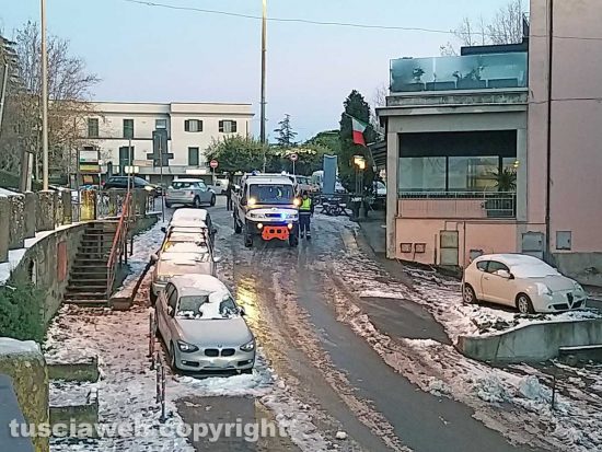 Montefiascone - Il ghiaccio in via Cassia Vecchia - L'intervento della protezione civile
