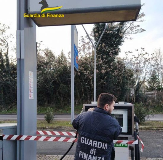 Viterbo - Guardia di finanza - Controlli a distributori