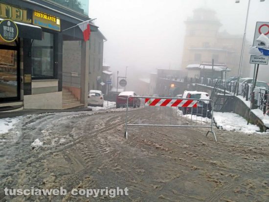 Montefiascone - Via Cassia Vecchia transennata a causa della neve