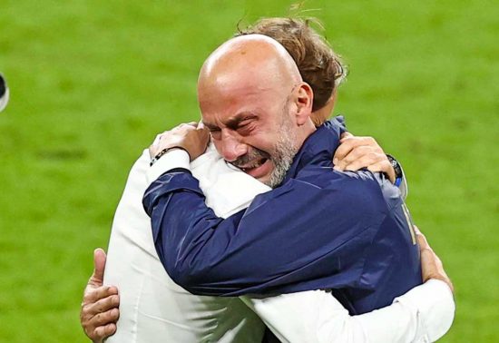 Roberto Mancini e Gianluca Vialli si abbracciano dopo la vittoria dell'Italia agli Europei 2020