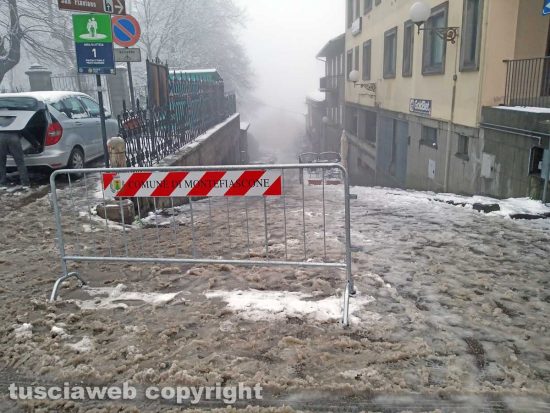Montefiascone - Via San Flaviano transennata a causa della neve