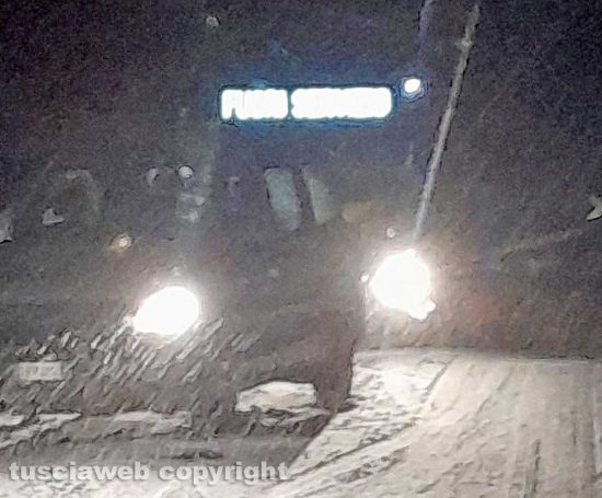 Nevica sulla Cimina - Auto e bus bloccati