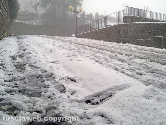 Montefiascone - La neve in via San Flaviano trans