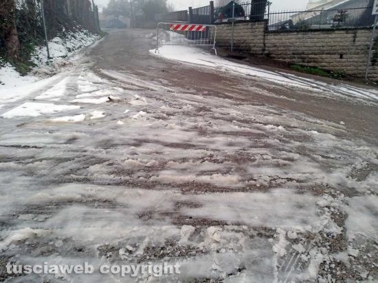 Montefiascone - Via San Flaviano transennata a causa della neve