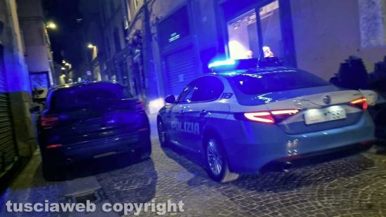 Operazione della polizia volante - Due giovani bloccati per droga in pieno centro