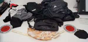 Orvieto - Il materiale sequestrato dopo la rapina in banca