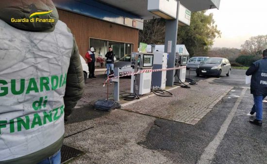 Controlli a tappeto della finanza, sequestrato distributore di benzina