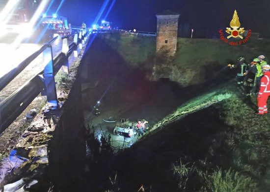 Verona - Auto finisce nel canale