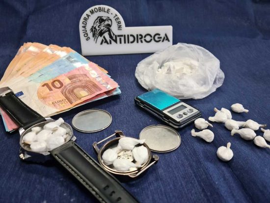 Terni - La droga e i contanti sequestrati dalla polizia 