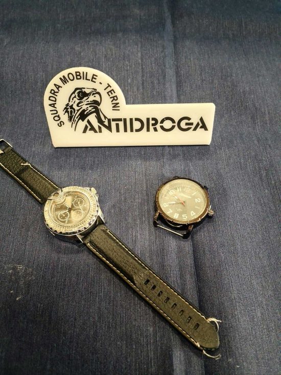 Terni - L'orologio in cui veniva nascosta la droga 
