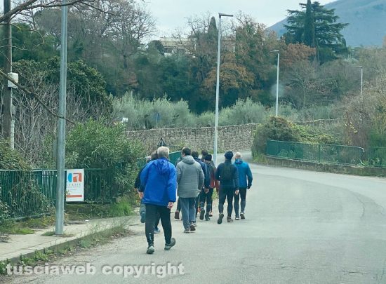 Viterbo - Rovi lungo il marciapiede per accedere alla Palanzana