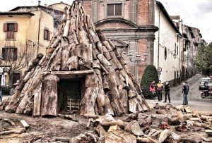 Viterbo - Bagnaia - La catasta di legna allestita in piazza XX Settembre