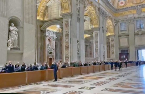 Città del Vaticano - La fila a San Pietro per Benedetto XVI