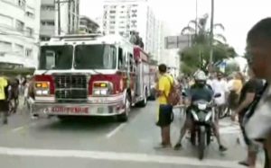 Santos - Il camioncino dei vigili del fuoco che trasporta il feretro di Pelé