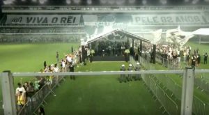 Santos - I tifosi rendono omaggio a Pelé