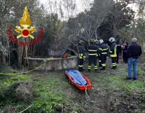 San Teodoro - I vigili del fuoco al lavoro per recuperare il corpo esanime del ragazzo caduto nel pozzo