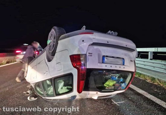 Viterbo -Tamponamento tra due auto - Macchina cappotta sulla superstrada, un ferito