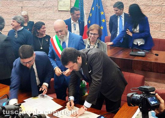 Civitavecchia - Il ministro Salvini firma l'accordo in comune