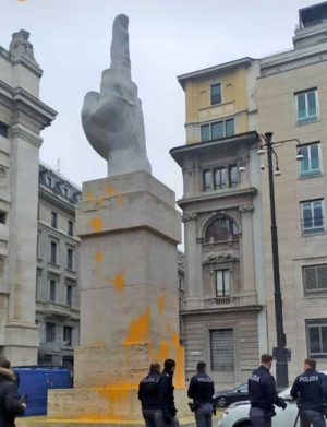 Milano - Piazza Affari - Imbrattato il dito medio di Cattelan 
