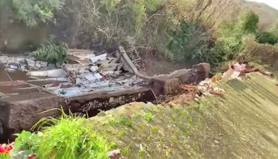 Benevento - Crolla un'ala del cimitero