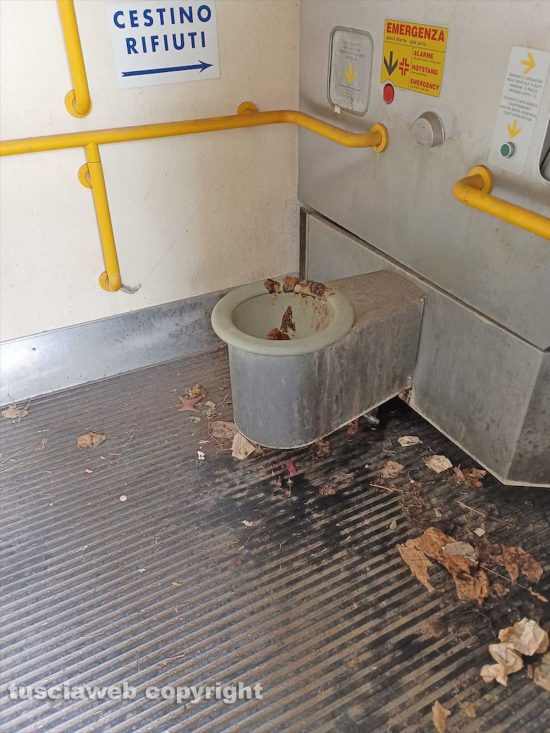 I bagni pubblici al parcheggio del sacrario