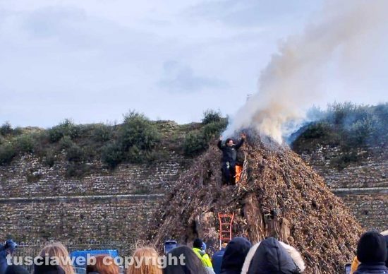 Nepi - Il focarone in occasione dei festeggiamenti di Sant’Antonio Abate