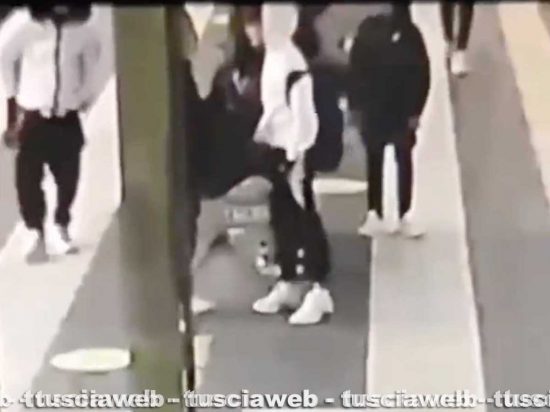 Seregno - Spingono un ragazzino di 15 anni contro al treno, due minorenni fermati
